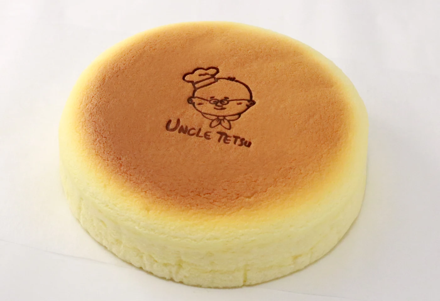 ブランドの焼き印を押した、Uncle Tetsuオリジナルの日本のチーズケーキ
