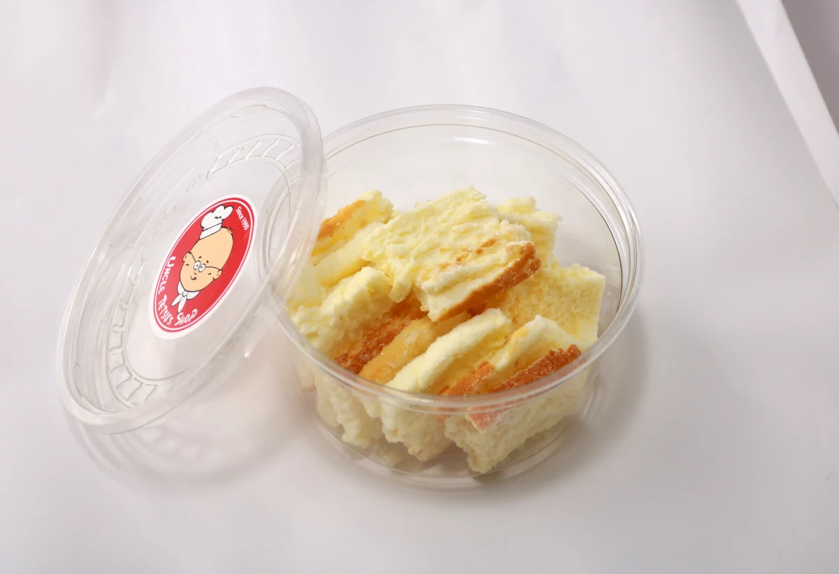 Biscottes de gâteau au fromage Uncle Tetsu dans leur contenant de marque
